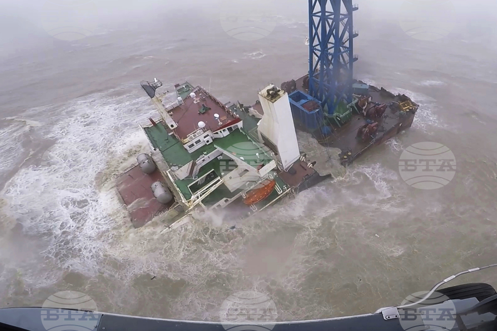 Близо 30 моряци са в неизвестност след корабокрушение в Южнокитайско море