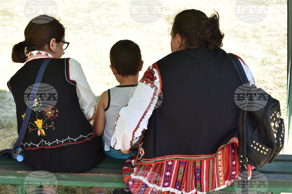 Село Недан - стогодишни автентични носии