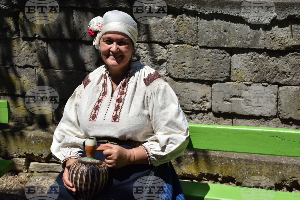 Село Недан - стогодишни автентични носии