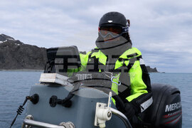 Антарктида - Национална антарктическа експедиция - о-в. Ливингстън - залив Джонсънс - учени