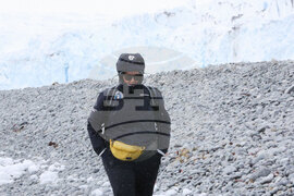 Антарктида - Национална антарктическа експедиция - полуостров Хърд - Ралица Събева