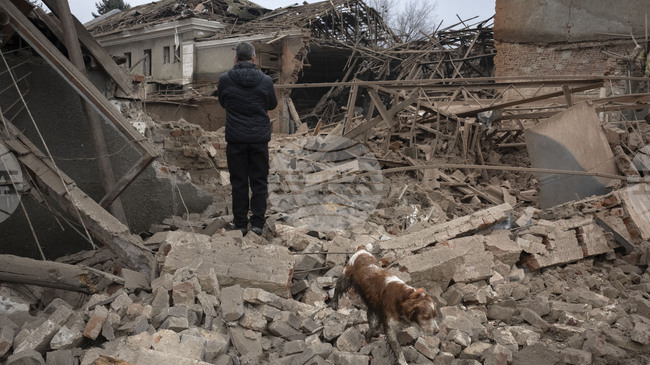 Двама души бяха убити при руска атака срещу електроцентрала в украинския град Славянск, съобщи Зеленски