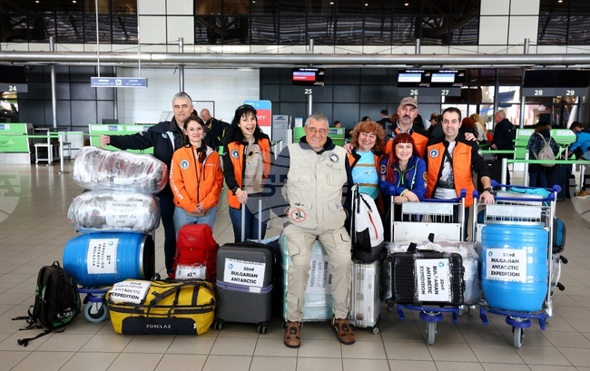 Fourth Group of 32nd Bulgarian Antarctic Expedition Departs from Sofia
