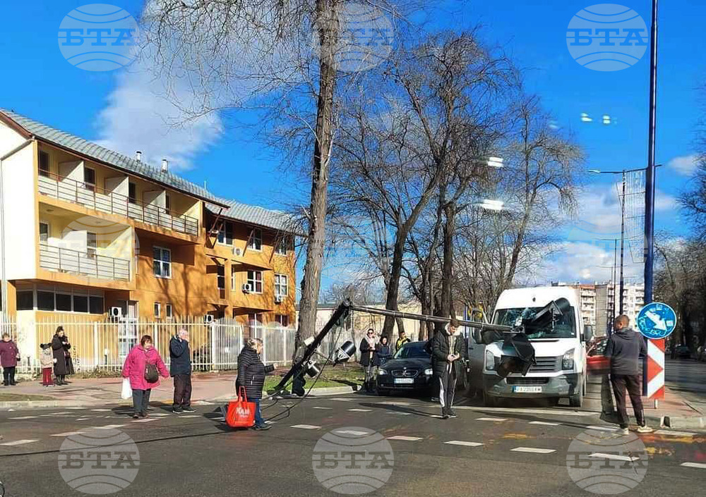 Светофарна уредба падна върху автомобил на кръстовище в Пазарджик