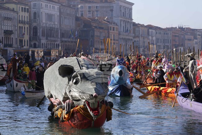 Хиляди хора проследиха традиционното водно карнавално шествие във Венеция