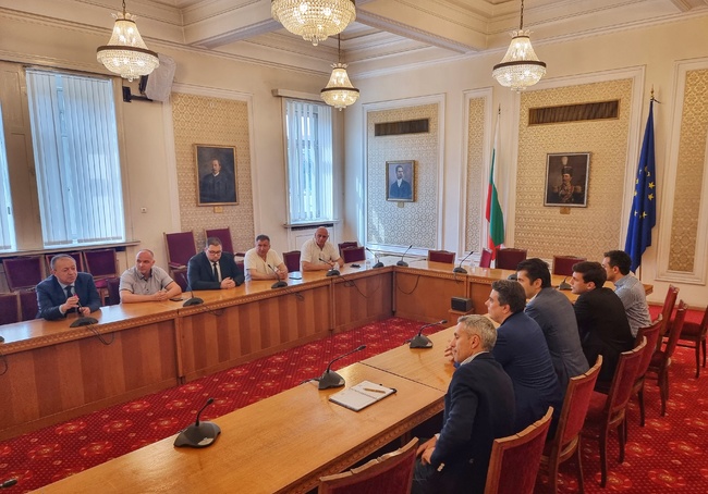 Започна срещата между „Продължаваме Промяната“ и независимите депутати, напуснали групата на „Има такъв народ“