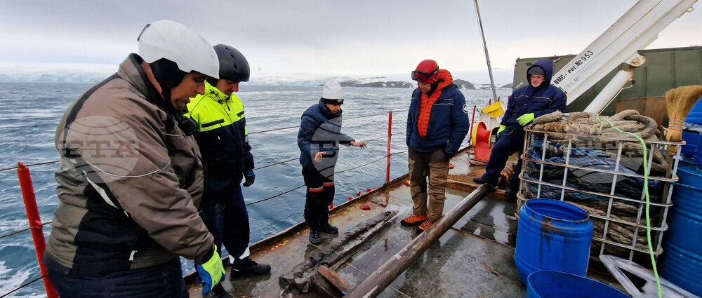 Национална антарктическа експедиция - Остров Ливингстън - Военен научноизследователски кораб „Св. Св. Кирил и Методий“ - НИК 421