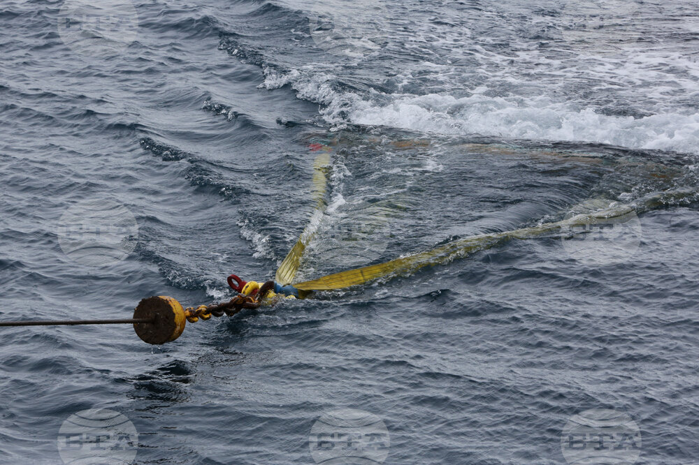 Национална антарктическа експедиция - Остров Ливингстън - Военен научноизследователски кораб „Св. Св. Кирил и Методий“ - НИК 421
