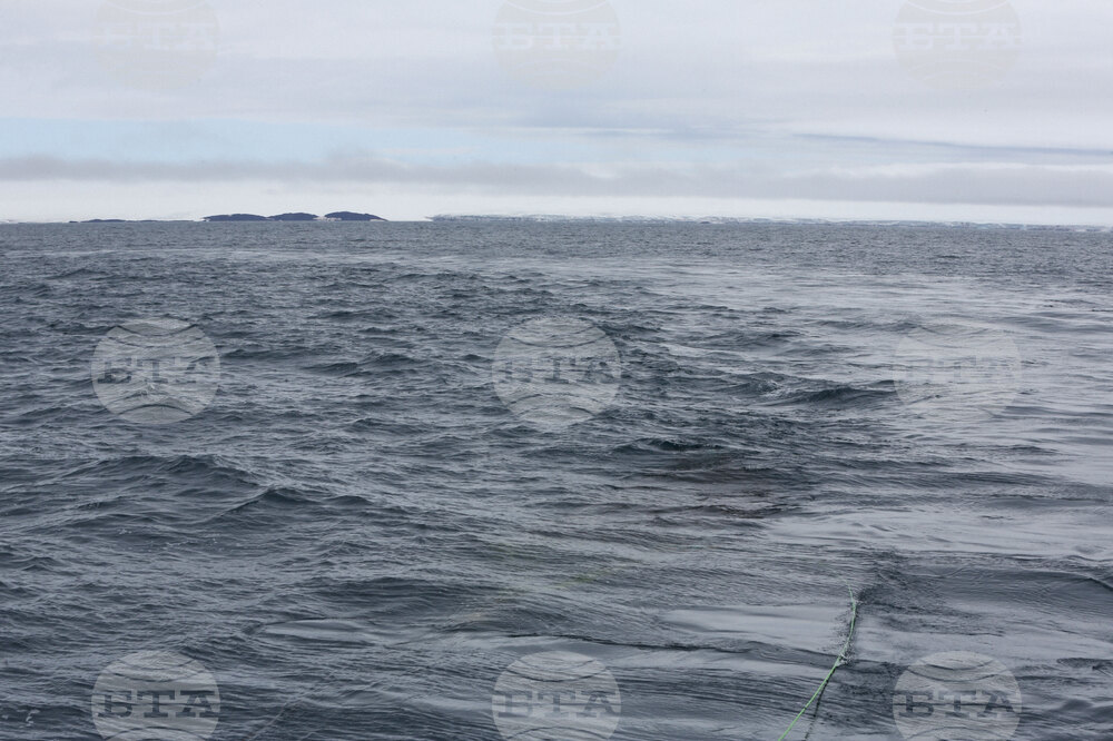 Национална антарктическа експедиция - Остров Ливингстън - Военен научноизследователски кораб „Св. Св. Кирил и Методий“ - НИК 421