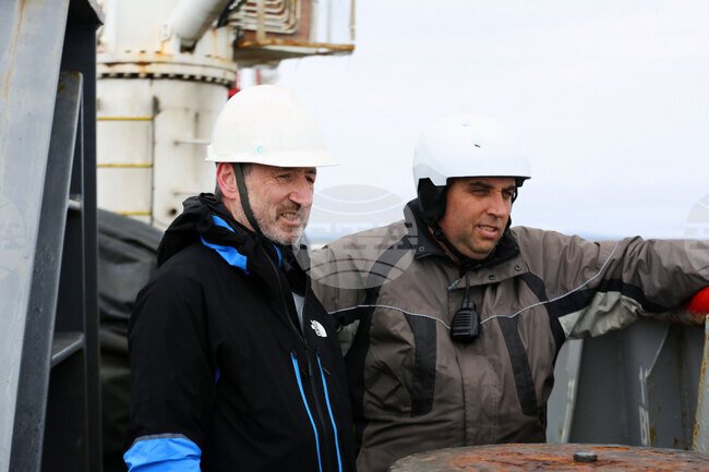 Остров Ливингстън - Национална антарктическа експедиция - Военен научноизследователски кораб „Св. Св. Кирил и Методий“ - НИК 421