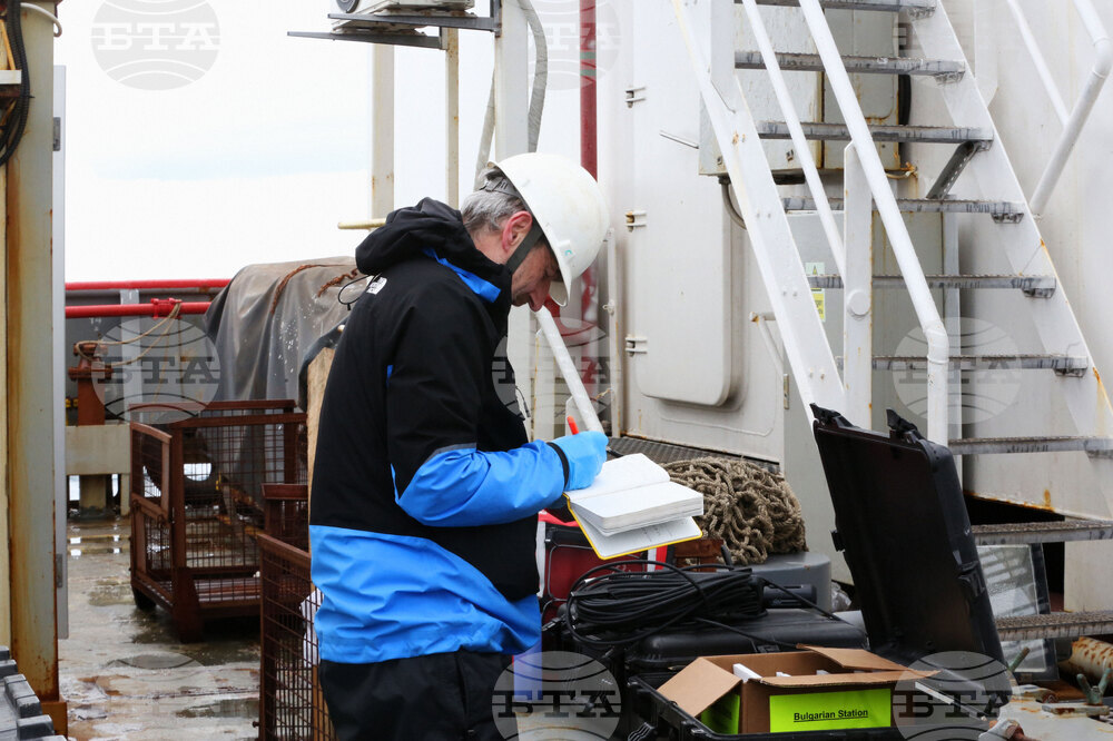 Национална антарктическа експедиция - Остров Ливингстън - Военен научноизследователски кораб „Св. Св. Кирил и Методий“ - НИК 421