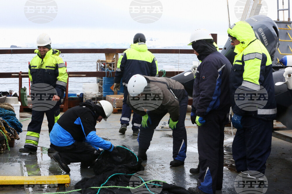 Национална антарктическа експедиция - Остров Ливингстън - Военен научноизследователски кораб „Св. Св. Кирил и Методий“ - НИК 421
