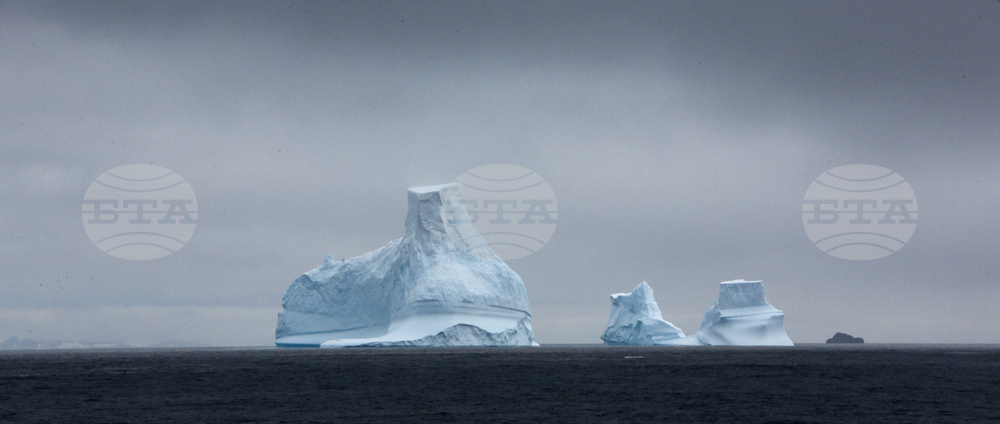 Национална антарктическа експедиция - Остров Ливингстън - Военен научноизследователски кораб „Св. Св. Кирил и Методий“ - НИК 421