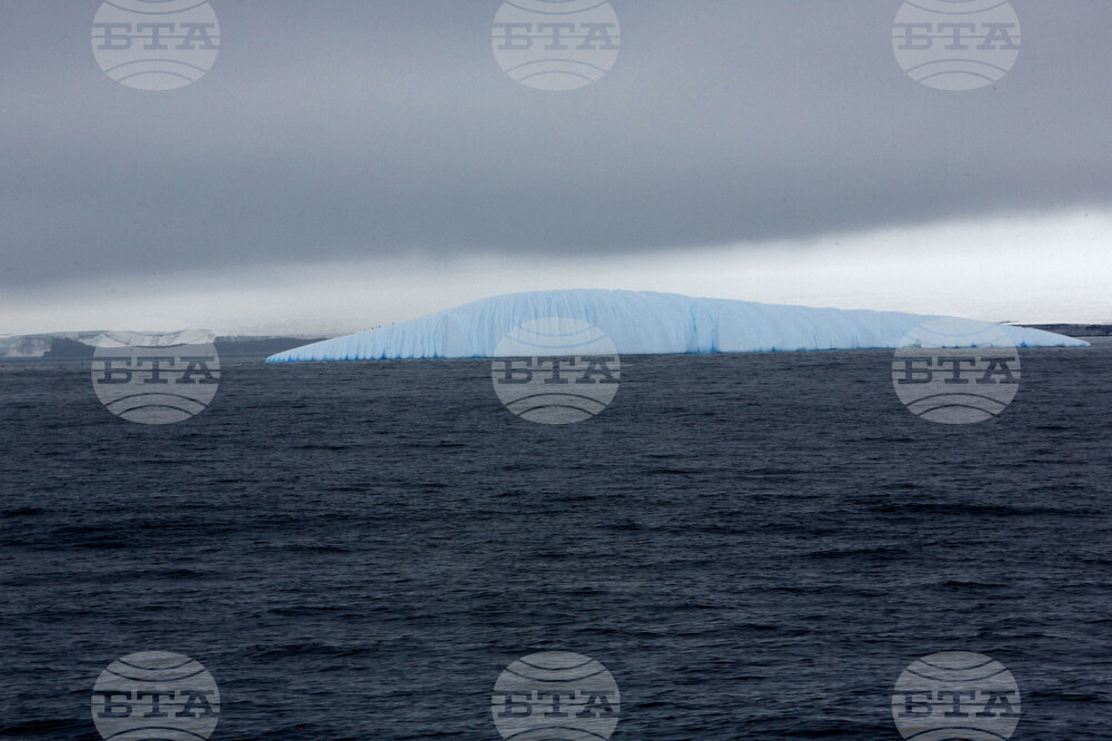 Национална антарктическа експедиция - Остров Ливингстън - Военен научноизследователски кораб „Св. Св. Кирил и Методий“ - НИК 421