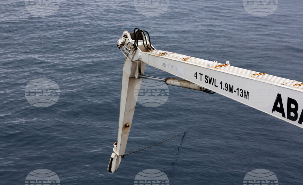 Национална антарктическа експедиция - Остров Ливингстън - Военен научноизследователски кораб „Св. Св. Кирил и Методий“ - НИК 421