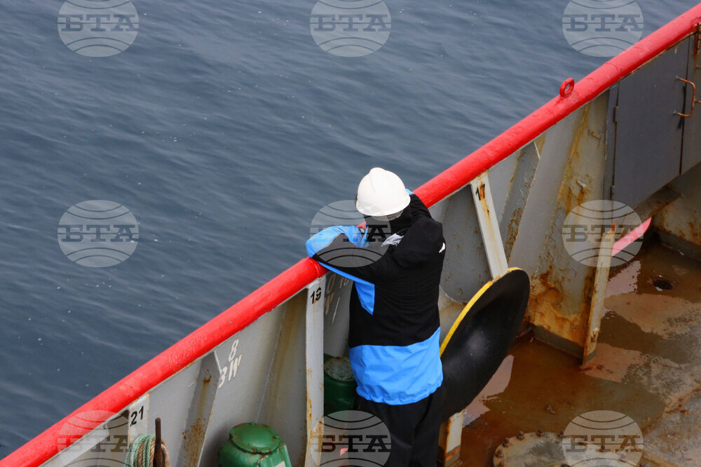 Национална антарктическа експедиция - Остров Ливингстън - Военен научноизследователски кораб „Св. Св. Кирил и Методий“ - НИК 421