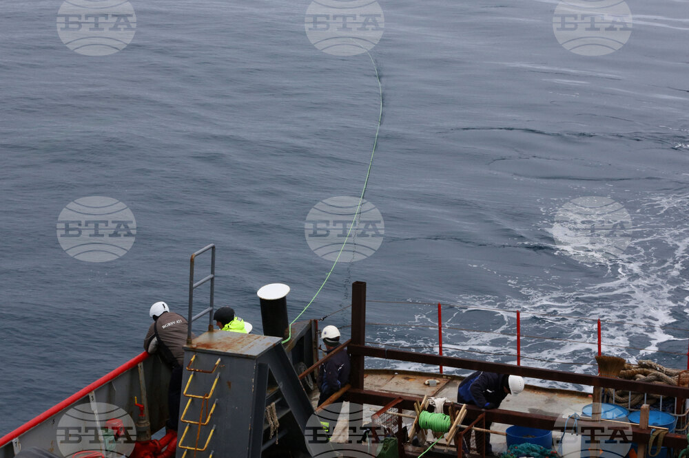 Национална антарктическа експедиция - Остров Ливингстън - Военен научноизследователски кораб „Св. Св. Кирил и Методий“ - НИК 421
