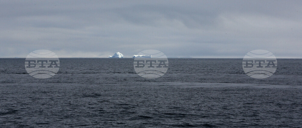 Национална антарктическа експедиция - Остров Ливингстън - Военен научноизследователски кораб „Св. Св. Кирил и Методий“ - НИК 421