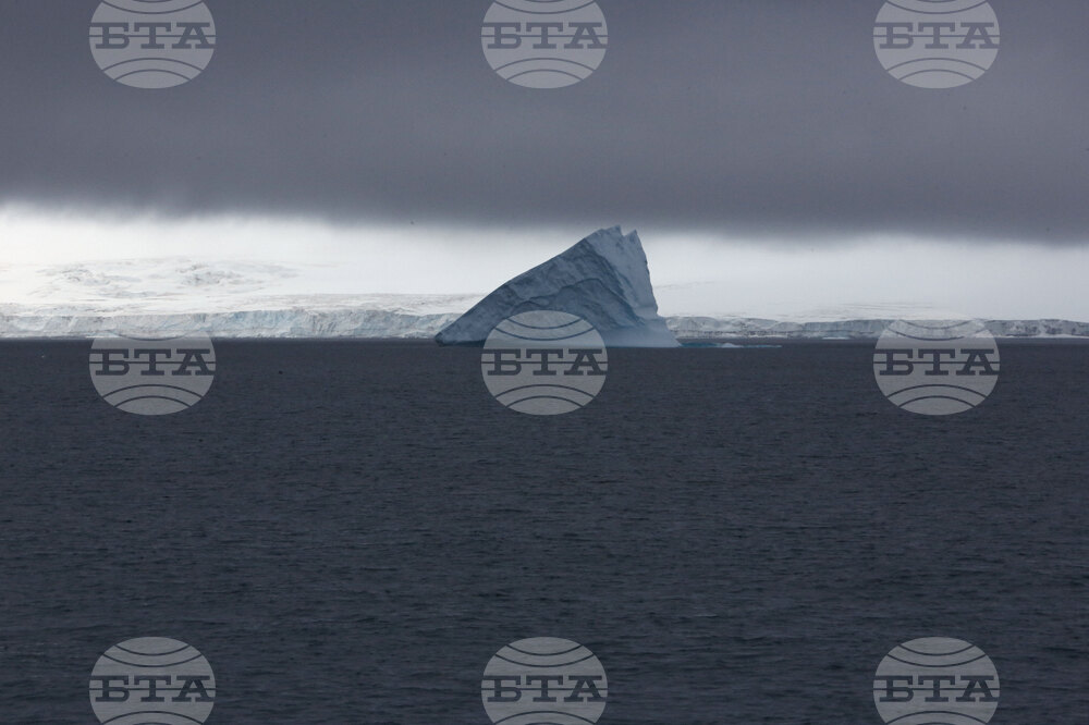 Национална антарктическа експедиция - Остров Ливингстън - Военен научноизследователски кораб „Св. Св. Кирил и Методий“ - НИК 421