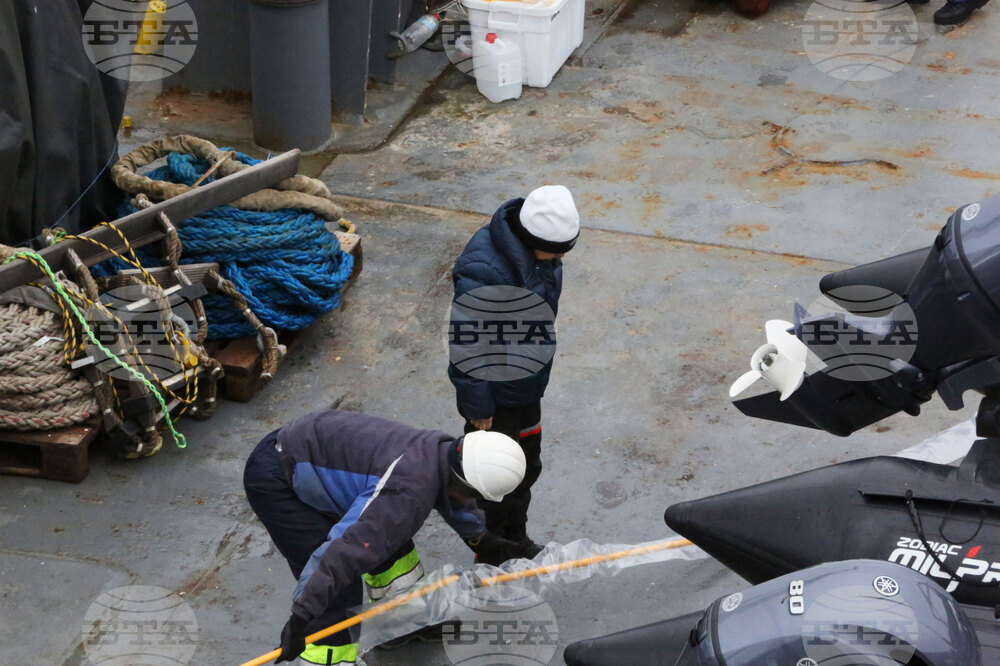 Национална антарктическа експедиция - Остров Ливингстън - Военен научноизследователски кораб „Св. Св. Кирил и Методий“ - НИК 421