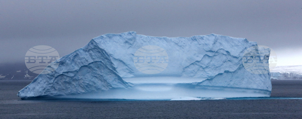 Национална антарктическа експедиция - Остров Ливингстън - Военен научноизследователски кораб „Св. Св. Кирил и Методий“ - НИК 421