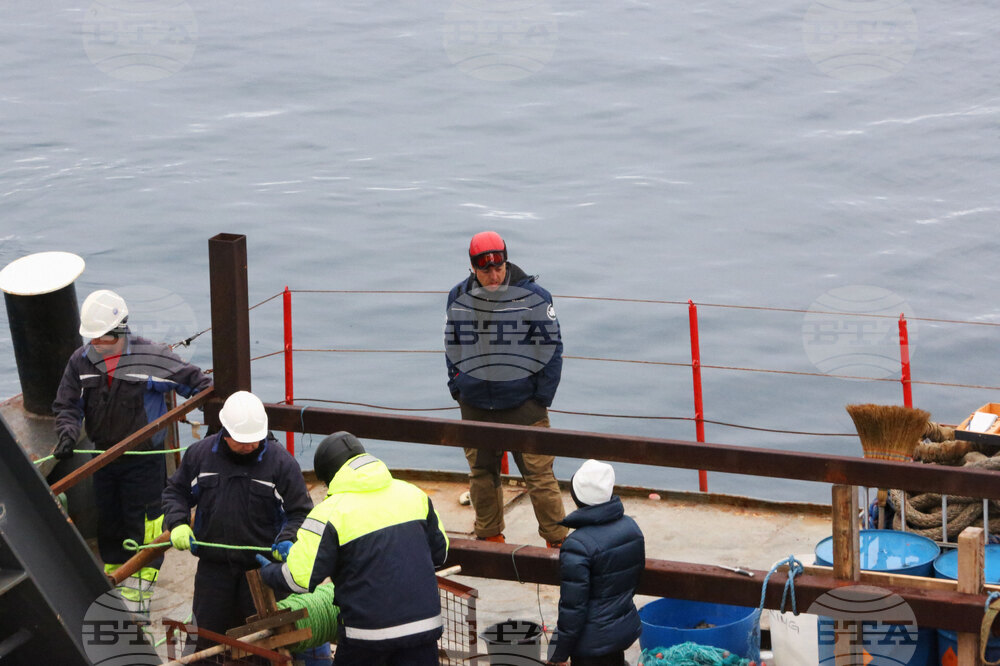 Национална антарктическа експедиция - Остров Ливингстън - Военен научноизследователски кораб „Св. Св. Кирил и Методий“ - НИК 421