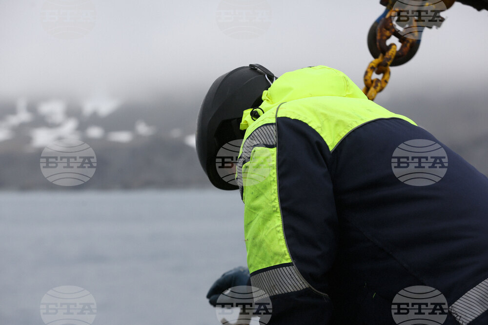 Национална антарктическа експедиция - Остров Ливингстън - Военен научноизследователски кораб „Св. Св. Кирил и Методий“ - НИК 421