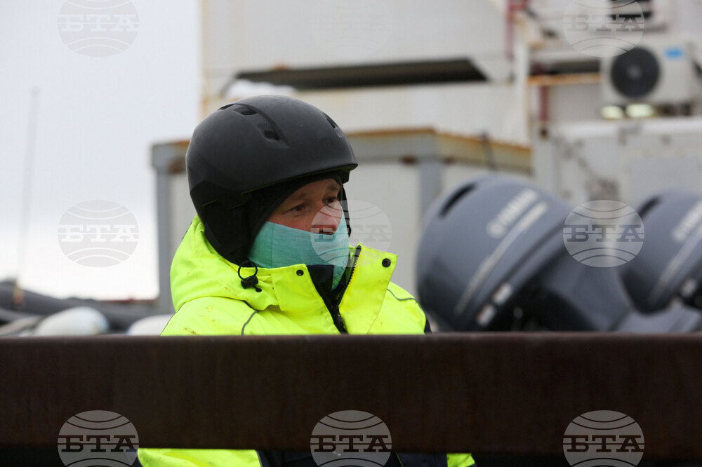 Национална антарктическа експедиция - Остров Ливингстън - Военен научноизследователски кораб „Св. Св. Кирил и Методий“ - НИК 421