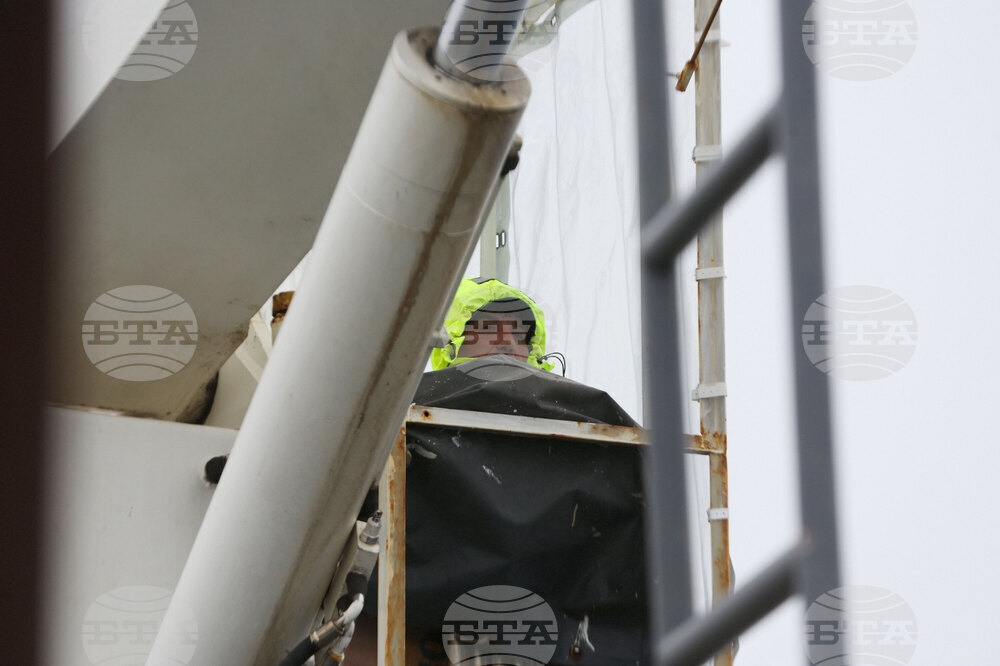 Национална антарктическа експедиция - Остров Ливингстън - Военен научноизследователски кораб „Св. Св. Кирил и Методий“ - НИК 421