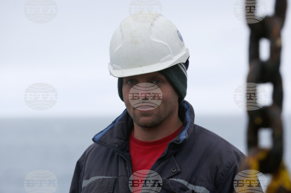 Национална антарктическа експедиция - Остров Ливингстън - Военен научноизследователски кораб „Св. Св. Кирил и Методий“ - НИК 421