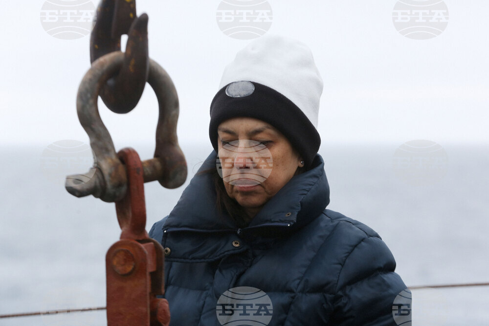 Национална антарктическа експедиция - Остров Ливингстън - Военен научноизследователски кораб „Св. Св. Кирил и Методий“ - НИК 421