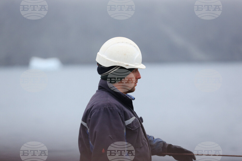 Национална антарктическа експедиция - Остров Ливингстън - Военен научноизследователски кораб „Св. Св. Кирил и Методий“ - НИК 421