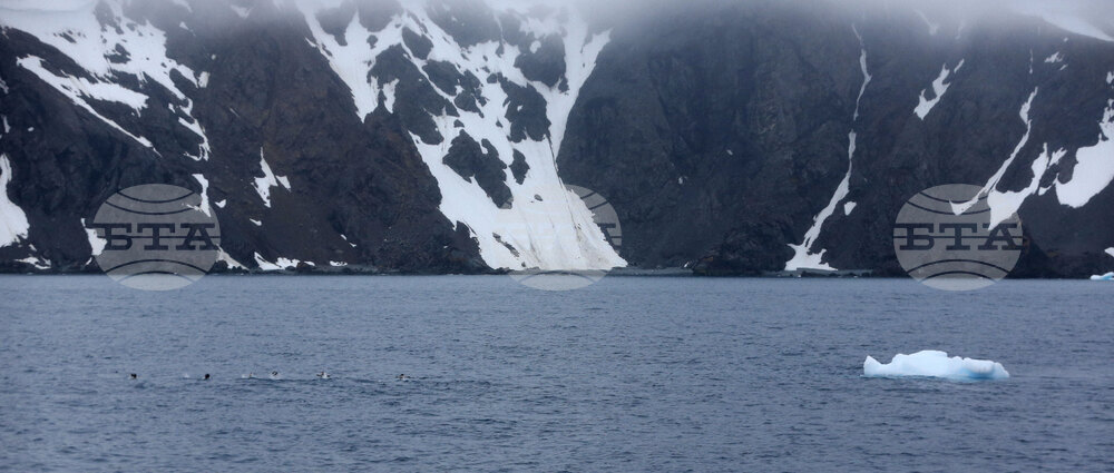 Национална антарктическа експедиция - Остров Ливингстън - Военен научноизследователски кораб „Св. Св. Кирил и Методий“ - НИК 421