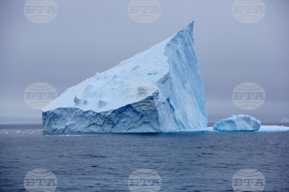 Национална антарктическа експедиция - Остров Ливингстън - Военен научноизследователски кораб „Св. Св. Кирил и Методий“ - НИК 421