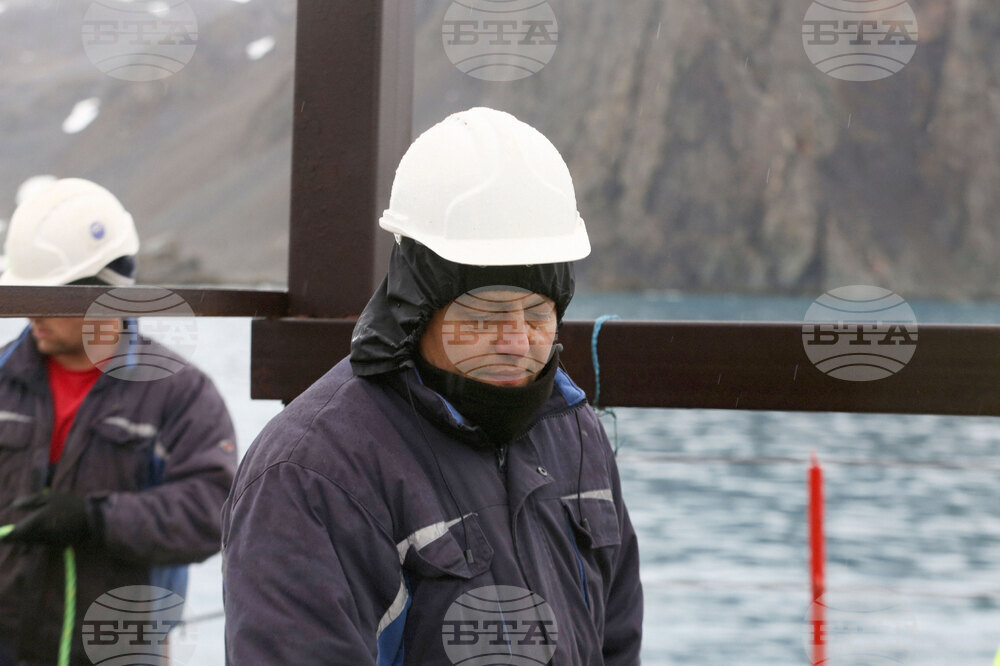 Национална антарктическа експедиция - Остров Ливингстън - Военен научноизследователски кораб „Св. Св. Кирил и Методий“ - НИК 421