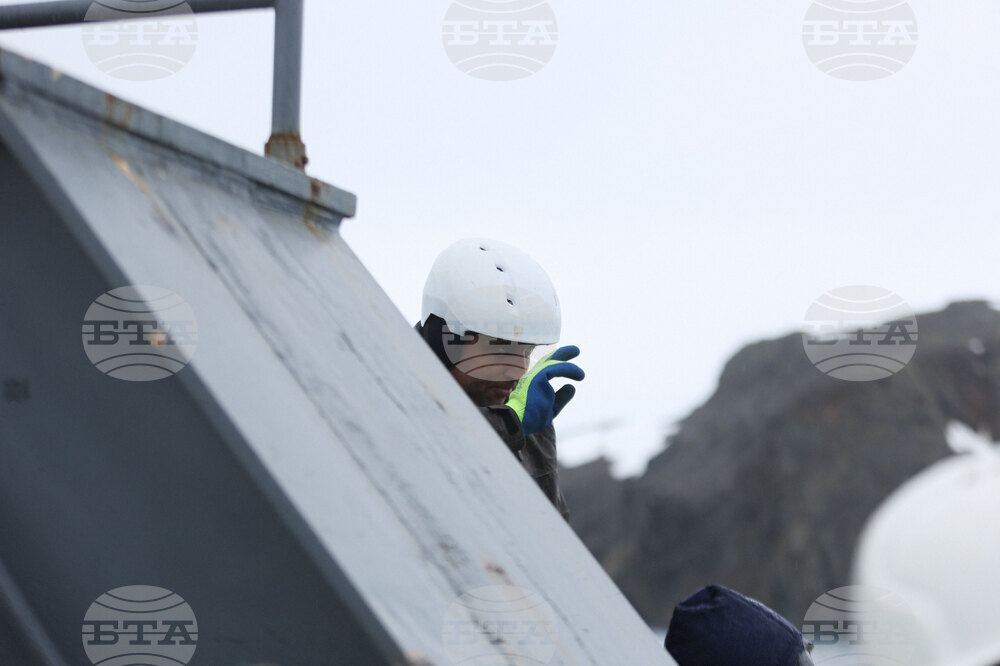Национална антарктическа експедиция - Остров Ливингстън - Военен научноизследователски кораб „Св. Св. Кирил и Методий“ - НИК 421
