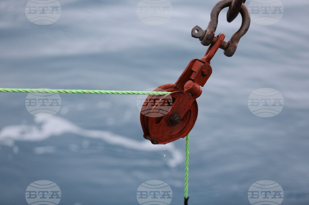 Национална антарктическа експедиция - Остров Ливингстън - Военен научноизследователски кораб „Св. Св. Кирил и Методий“ - НИК 421