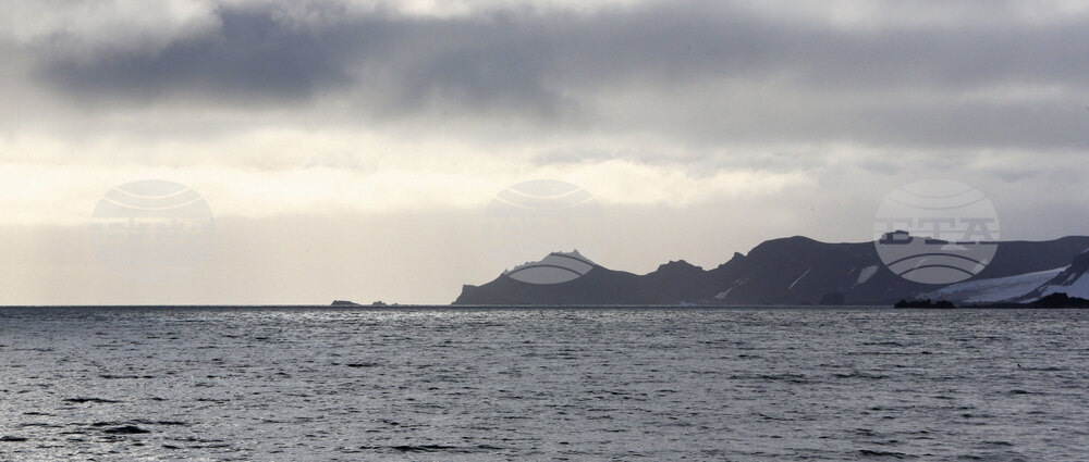 Национална антарктическа експедиция - Остров Ливингстън - Военен научноизследователски кораб „Св. Св. Кирил и Методий“ - НИК 421