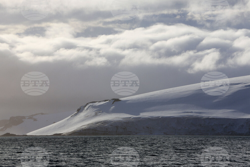 Национална антарктическа експедиция - Остров Ливингстън - Военен научноизследователски кораб „Св. Св. Кирил и Методий“ - НИК 421