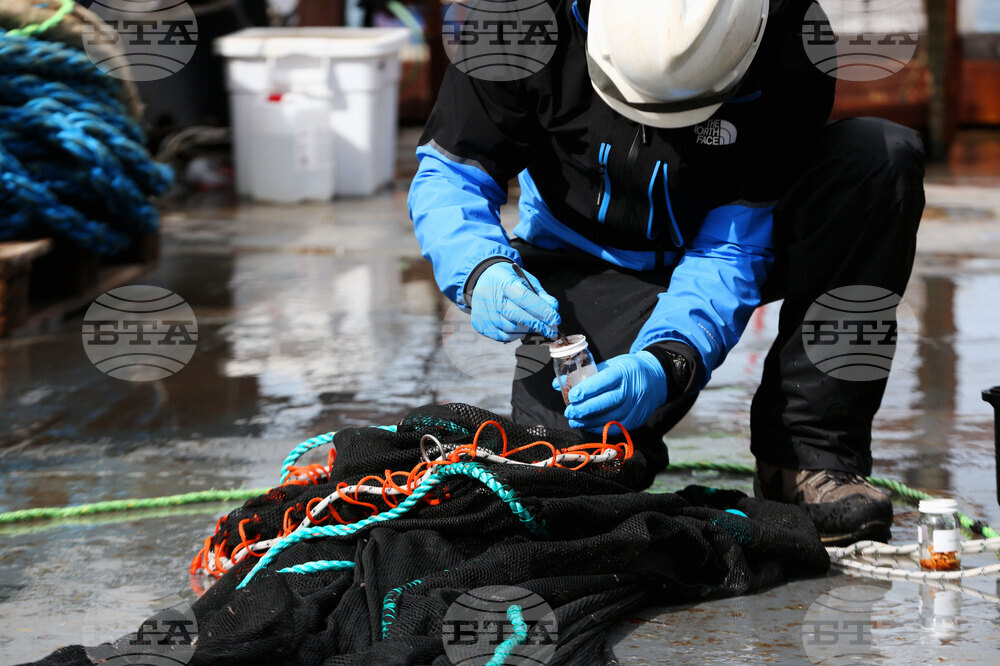 Национална антарктическа експедиция - Остров Ливингстън - Военен научноизследователски кораб „Св. Св. Кирил и Методий“ - НИК 421