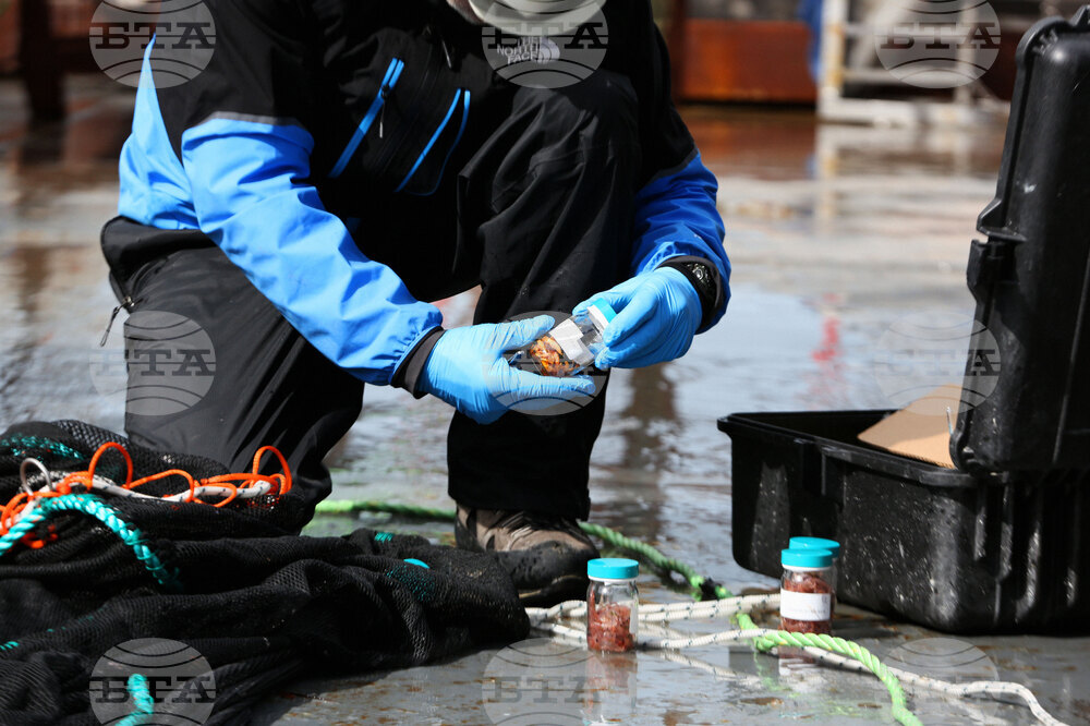 Национална антарктическа експедиция - Остров Ливингстън - Военен научноизследователски кораб „Св. Св. Кирил и Методий“ - НИК 421