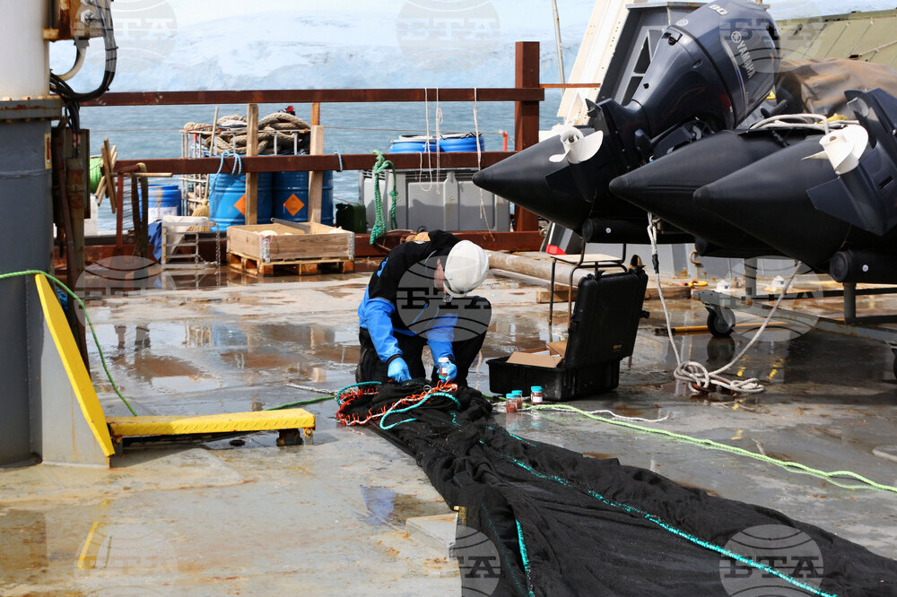 Национална антарктическа експедиция - Остров Ливингстън - Военен научноизследователски кораб „Св. Св. Кирил и Методий“ - НИК 421