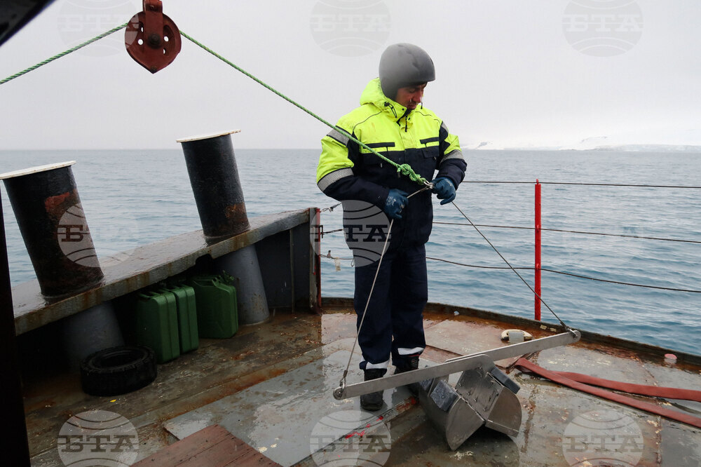 Национална антарктическа експедиция - Остров Ливингстън - Военен научноизследователски кораб „Св. Св. Кирил и Методий“ - НИК 421