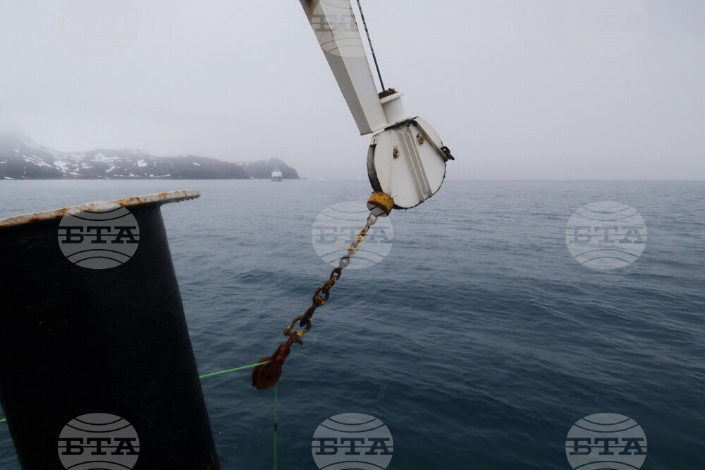 Национална антарктическа експедиция - Остров Ливингстън - Военен научноизследователски кораб „Св. Св. Кирил и Методий“ - НИК 421