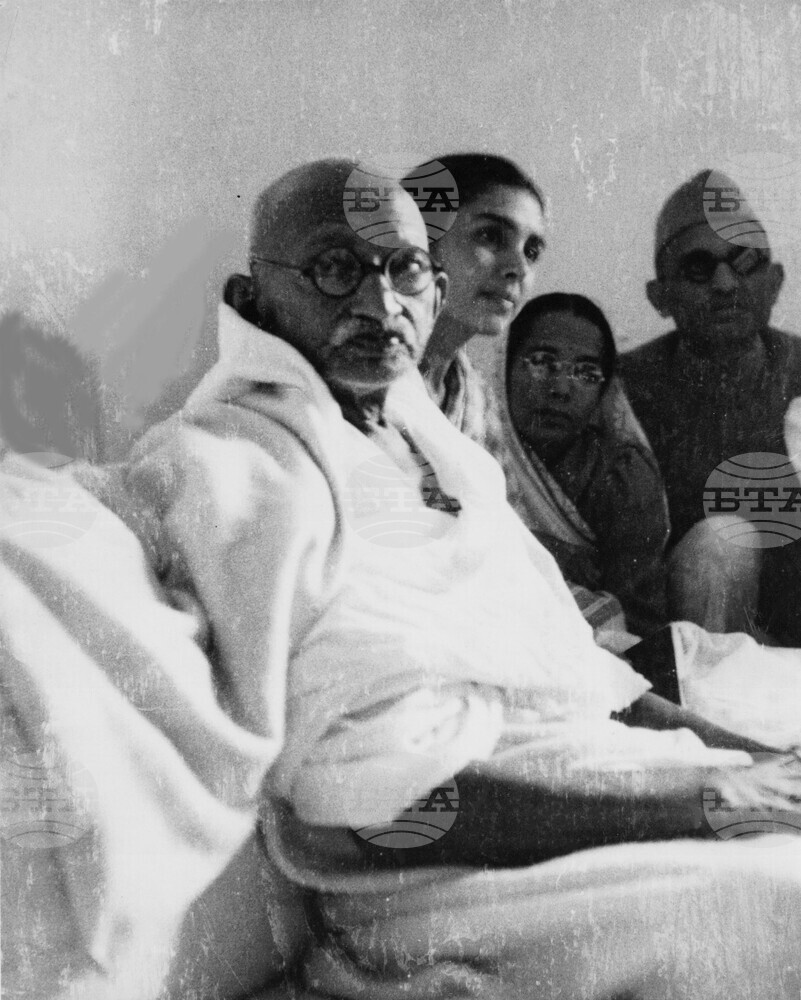 Рядък портрет на Махатма Ганди бе продаден на търг в Лондон за над 176 600 евро