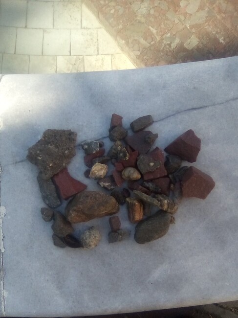 Дни след като беше възстановена, чешмичката в Централната градска градина бе запушена с пясък и камъни