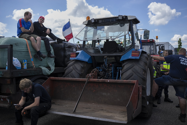 Нидерландската полиция каза, че е открила стрелба, след като фермери са насочили тракторите си срещу органите на реда