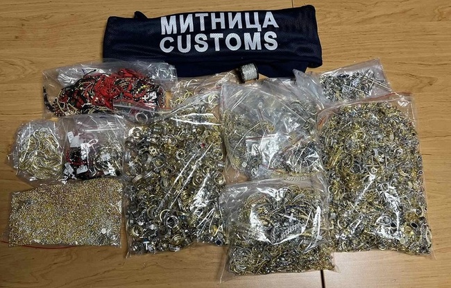 В ареста остава румънец, опитал да пренесе над 9 кг сребърни и златни накити през граничен пункт "Лесово"