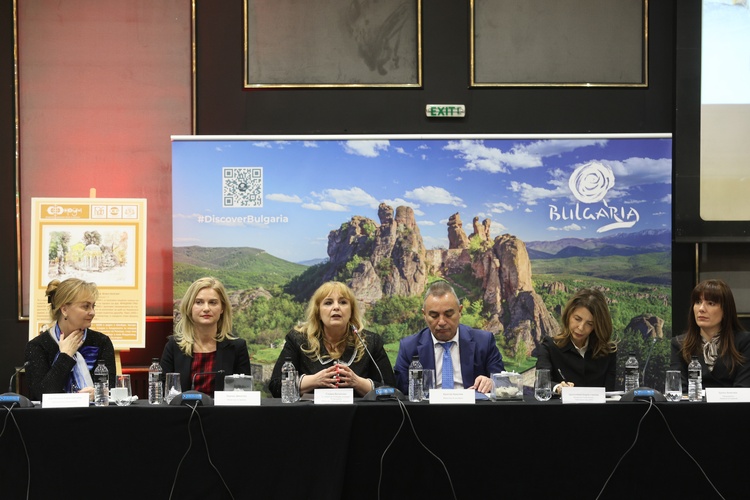 Държавни служители, представители на туристическия бизнес и експерти обсъждат Брандинг на България за 2024 г. в туризма