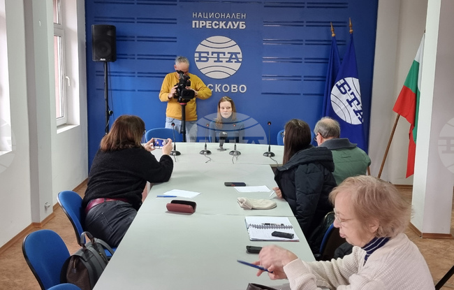 Национален пресклуб на БТА Хасково - Веселина Узунова - книга - пресконференция